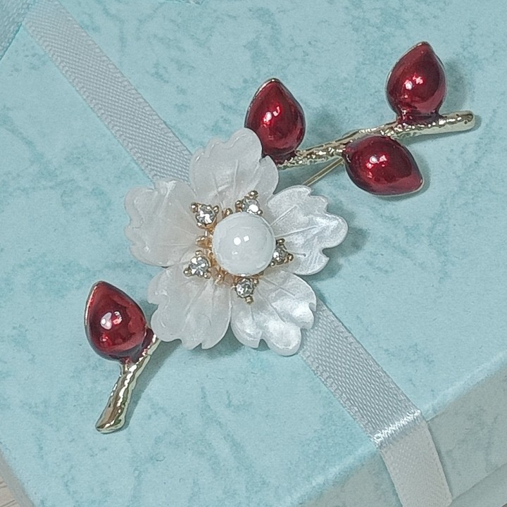  Брошь арт. 27356 (металл, пластик, стразы, эмаль), 3х7см