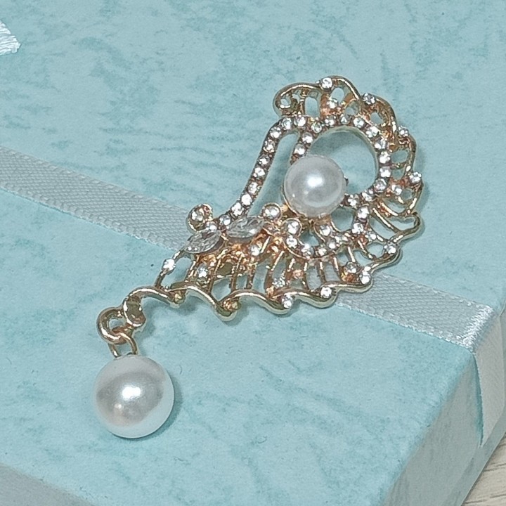  Брошь арт. 2710 (металл, стразы, иск. жемчуг), 2.5х5см