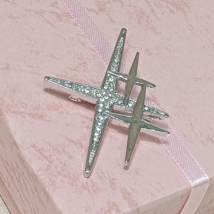  Брошь арт. 27145 (металл, стразы), 4х5см