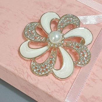  Брошь арт. 27421-2 (металл, стразы, эмаль, иск. жемчуг), 4.7см