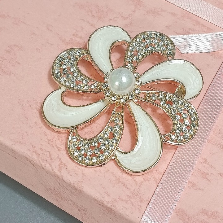  Брошь арт. 27421-2 (металл, стразы, эмаль, иск. жемчуг), 4.7см