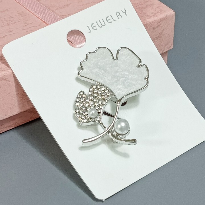  Брошь арт. 27423 (металл, стразы, акрил, иск. жемчуг), 3х4.3см