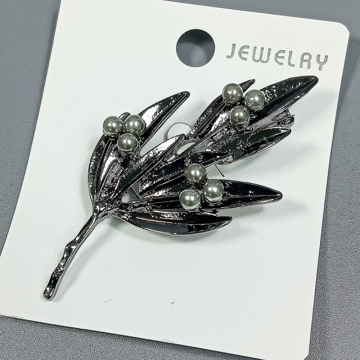  Брошь арт. 27391 (металл, иск. жемчуг), 3.5х6.5см