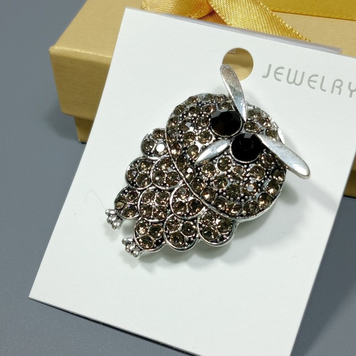 Брошь арт. 27375 (металл, стразы), 3х4см