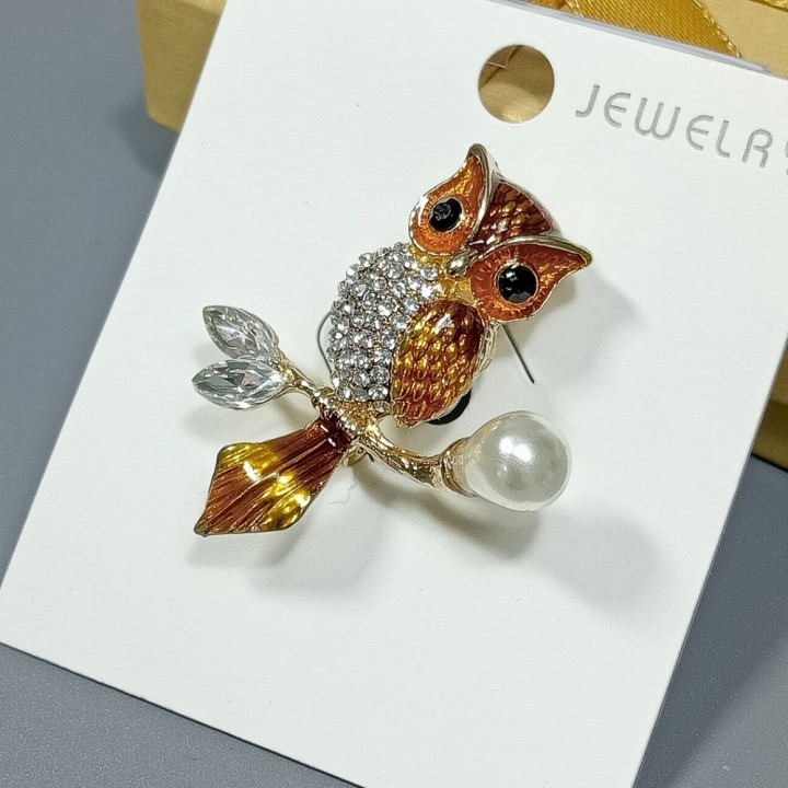  Брошь арт. 27377 (металл, стразы, эмаль, иск. жемчуг), 3.6х4см