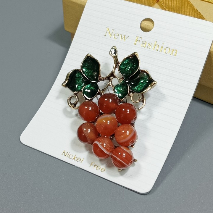  Брошь арт. 2786 (металл, стразы, эмаль, сердолик), 3.7х5см