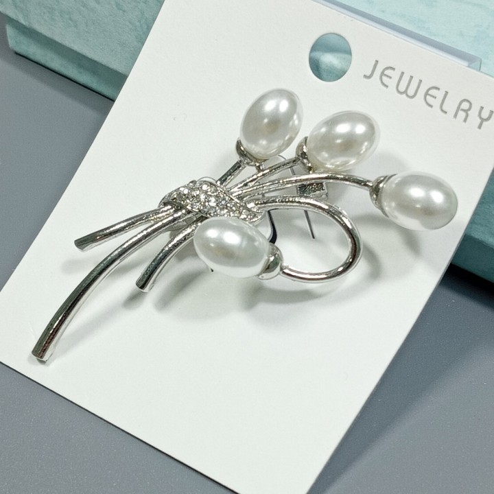  Брошь арт. 2737 (металл, стразы, иск. жемчуг), 2.5х6.5см