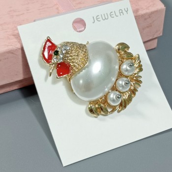  Брошь арт. 27292 (металл, стразы, эмаль, иск. жемчуг), 3.8х5.2см