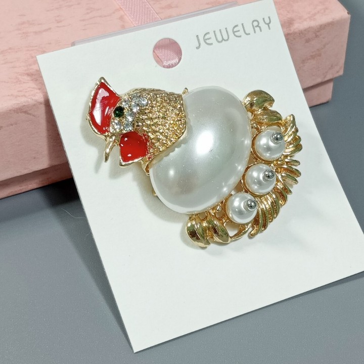  Брошь арт. 27292 (металл, стразы, эмаль, иск. жемчуг), 3.8х5.2см