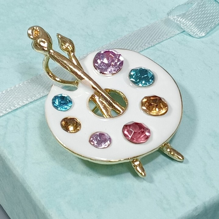  Брошь арт. 27192 (металл, стразы, эмаль), 3.4х4.5см