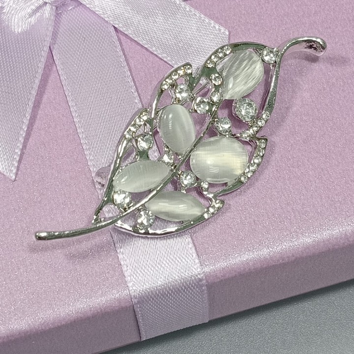  Брошь арт. 27154 (металл, стразы), 2.3х6см