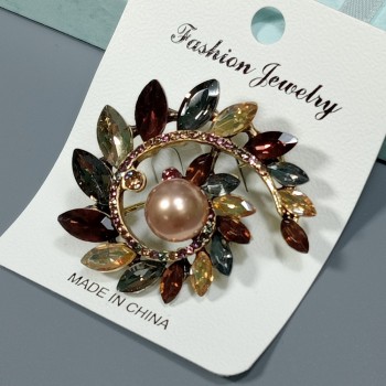  Брошь арт. 27252 (металл, стразы, иск. жемчуг), 4х4.6см