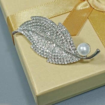  Брошь арт. 27304 (металл, стразы, эмаль, иск. жемчуг), 2.7х5.7см